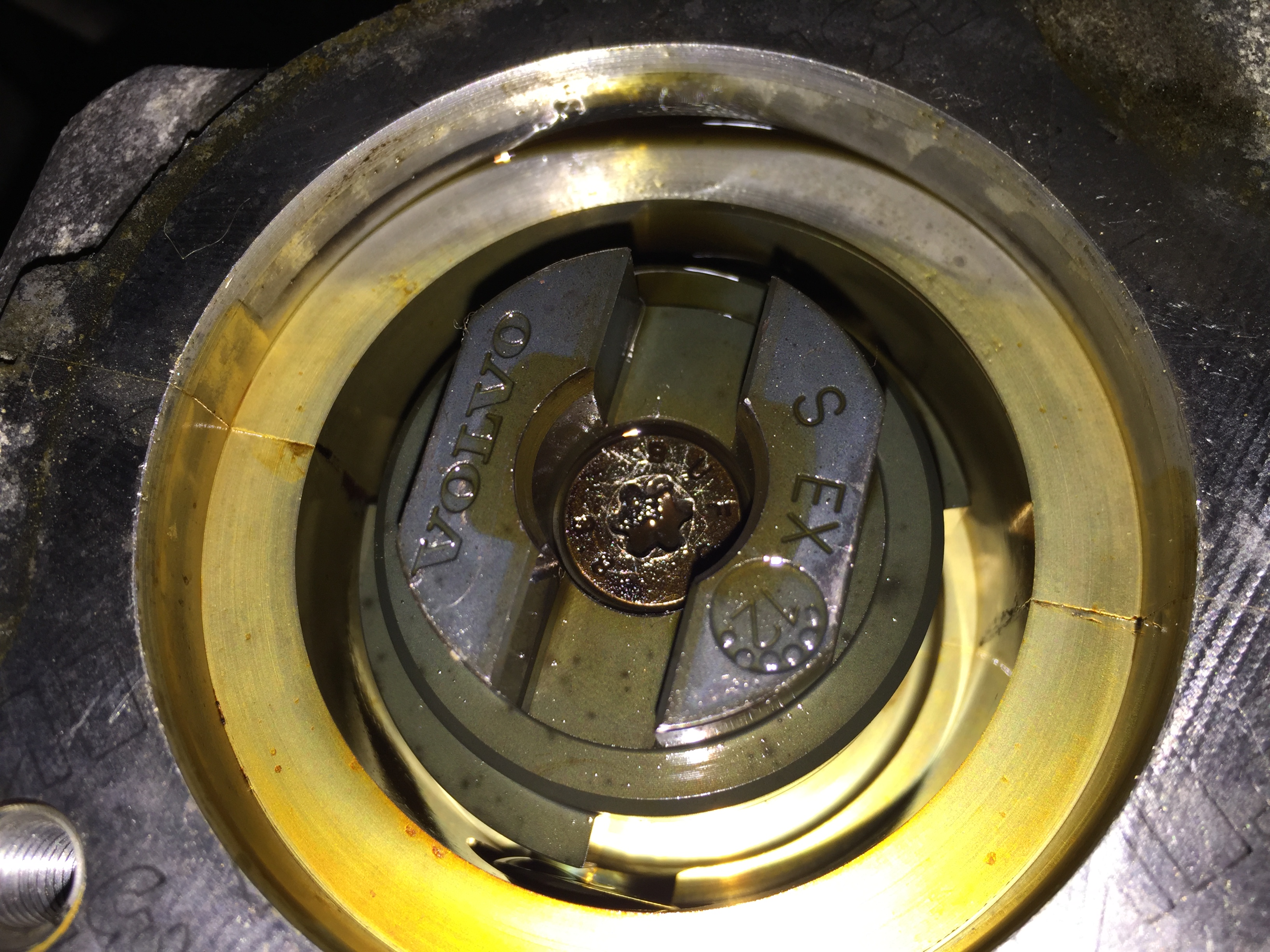 How to lock the camshaft with vacuum pump adaptor. SwedeSpeed Volvo